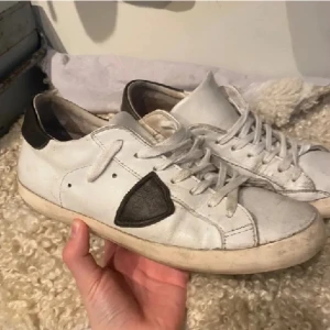 Phillipe model skor - Säljer mina feta phillipe models perfekta till sommaren🔥👀. Använt skick men har mycket kvar att ge. PRIS KAN DISKUTERAS