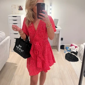Sommarklänning  - Sååå söt sommarklänning!!! faller mig tyvärr inte i smaken längre, använd dig gärna av köp nu för snabb och smidig affär ❤️‍🔥