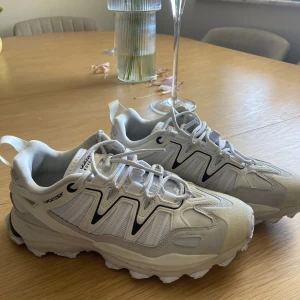 Adidas vårskor - Hej, säljer nu mina nya adidas vårskor. Önska att jag kunde behålla dock insåg jag att de är alldeles för tajta för mig:(