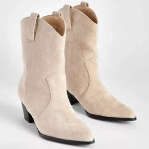Cowboy boots - Nya cowboy boots från Boohoo, helt oanvända och kvar i sin originalförpackning! Inte mina bilder. 