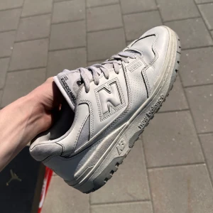 New balance 550 grey/white - Hjälper en vän sälja 3 av hans skor, detta är ett par, storlek är 45, skicket är väldigt använda ingen box tillkommer, de är lite smutsiga men gör och fixa! Perfekta beaters!