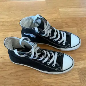 Svarta Converse i storlek 38. Använda men fortfarande fina. Kan rengöra skorna så gott det går vid köp.