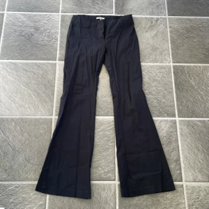 Kostymbyxor  - Utåtsvängda stretchiga kostymbyxor