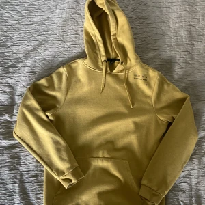 Gul hoodie - Gul hoodie i nyskick. Pris kan diskuteras