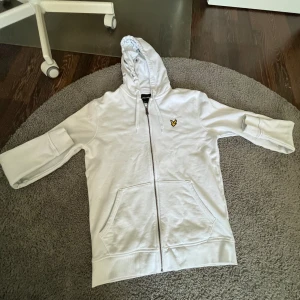 Lyle scott zip - Säljer nu denna lyle scott zipen som är arnvänd ungefär 8 gånger” och den är i topp skick” 8.5/10 den är i storlek s och skulle passa ungefär 160-175! Rökfritt och djurfritt hem ny pris ligger på 600kr” om ni undrar något hör av er! Mvh Clemme😁