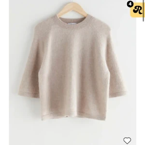 Stickad tröja - Säljer denna fina trendiga stickade tröja från & other stories. Säljs då den ej använd och är i superfint skick🤍 storlek xs men passar mig som har s💓