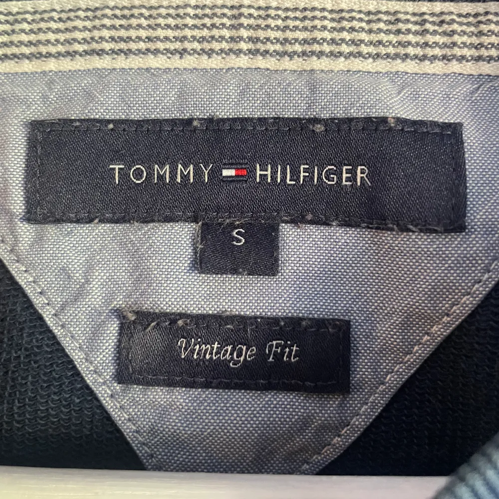 Säljer nu denna mörkblåa Tommy Hilfiger tröjan i väldigt bra skick😃 det finns inga synliga defekter på den. Skriv om ni har några frågor👍. Tröjor & Koftor.