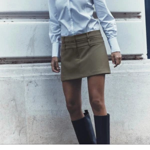 Zara kjol - SÖKER denna slutsålda zara kjol i storlek XS. Eller någon som vill byta en xs mot en s,  har den i s helt ny med prislapp.