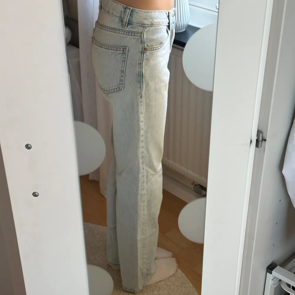 Säljer mina low straight jeans från Gina Tricot. Använda men i ett bra skick  . Jeans & Byxor.
