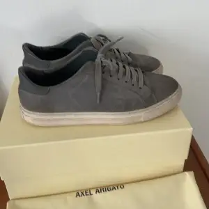 Axel arigato skor storlek 40 Säljer för att de har blivit för små Original låda och påse följer med  Pris 700kr  Kontakta vid frågor eller fler bilder