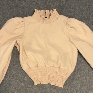 Beigie blus - super fin beige topp/blus från Gina 💓 storleken är M och nypriset var 399, men säljer för 195🌸