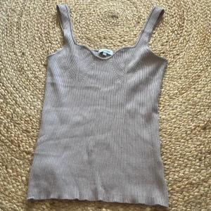 Stickat linne  - Säljer mitt stickade linne från bubbleroom utan defekter 🩶Färgen är typ beige/brun/grå