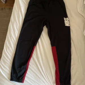 NIKE BYXOR  - XS 158/170 cm 13-15år, 10/10 äkta oanvända Nike byxor. Köparen står för frakten 120kr men kan sänkas. 