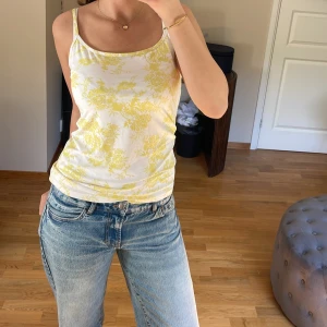 Vitt linne med gula detaljer  - Så gulligt linne från Next☀️