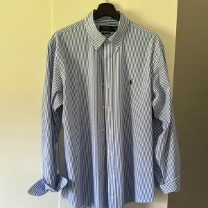 Säljer nu min Ralph Lauren skjorta då jag inte använder den längre. Ny pris 1600 och skjorta är i 10/10 skick! Skriv vid mer frågor😄