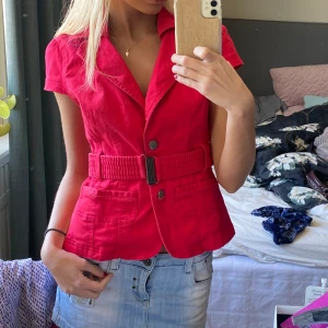 Cool topp - Så najs topp man kan välja att ha som topp eller en bolero över ett linne typ🙌🏿❤️