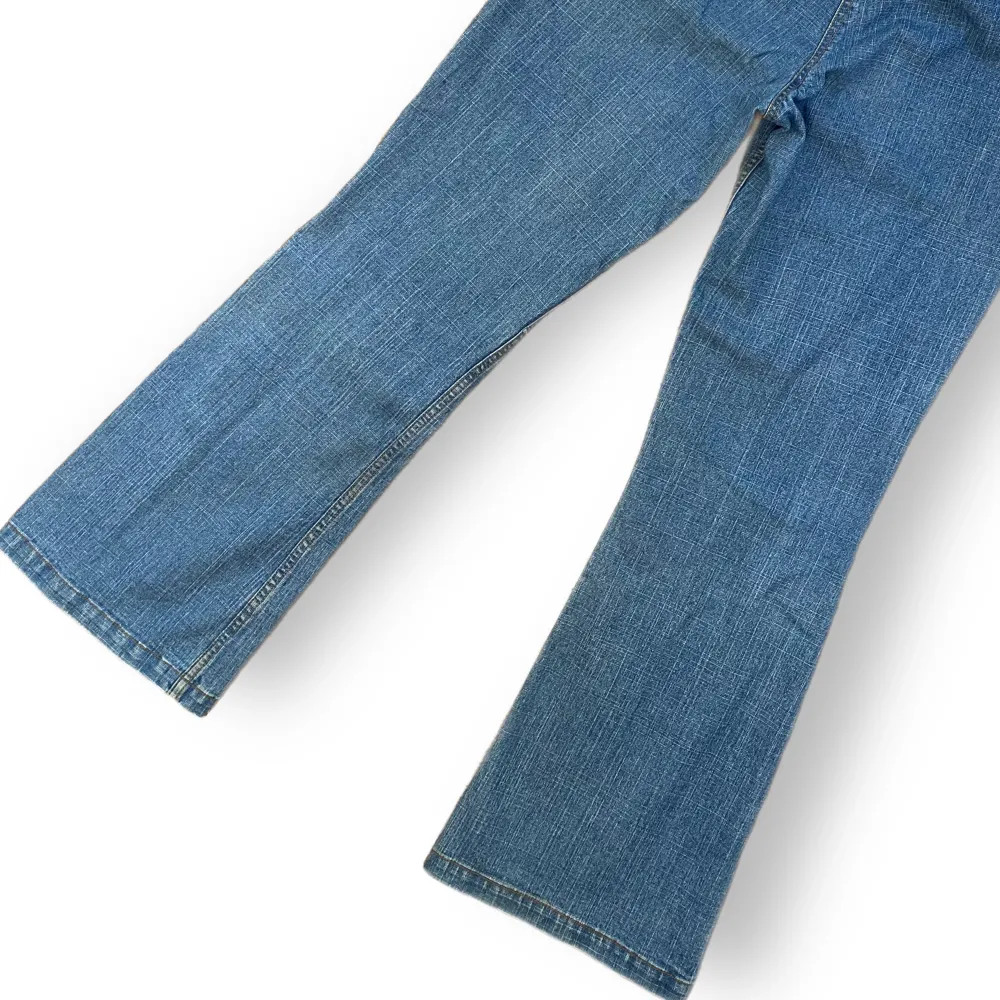 Cute mid rise/high rise Y2K cowboy jeans in good condition 🤠🤎  Buttons along the calves, unbuttoned picture seen in picture three. Size 40  Measurements:Waist width 41cm, Crotch depth 25cm, Hip width 46cm & Inner leg length 75cm. Jeans & Byxor.
