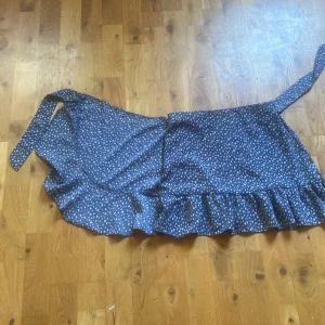 En blå-prickig kjol  - Den är i ett bra skick nästan aldrig använd.