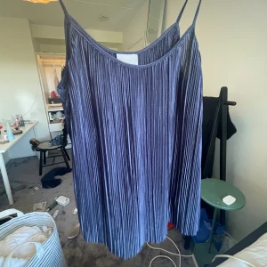 Fest topp - Så fint ”ribbat” linne som funkar till alla tillfällen. Säljer då den tyvärr inte kommer till användning längre. Inga defekter skriv för fler bilder!