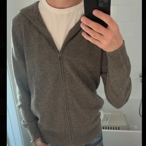 Kashmir zip hoodie - Säljer min Kashmir zip hoodie från Lawrence Gray då jag redan har en liknande tröja och fick den här i present💯 Den är i helt nyskick och oanvänd. Storlek M/S Nypris - cirka 2000kr Mitt pris - 1200kr Priset kan förhandlas vid snabb affär✅