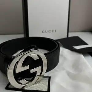 GG Supreme belt with G buckle   Äkta Gucci bälte med samtliga tillbehör från inköp. Box och kvitto finns. Fint skick utan skador. Säljs då det ej passar storleksmässigt längre. Nypris 4650kr.