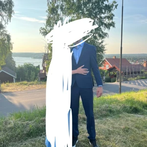 Marinblå Kostym - Jättefin perfekt mörkblå kostym som är perfekt till balen, skolavslutning, bröllop m.m. Endast använd på brorsans bröllop så den är i perfekt skick. Storlekar finns på de sista två bilderna. Hör av er för mer bilder