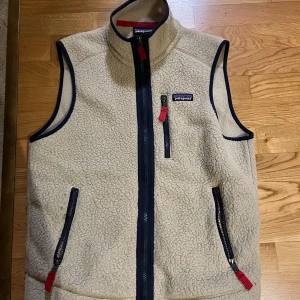Patagonia fleece väst - Det är storlek s använd några gånger Cond 8-10 i hål eller skador köpt på Nk  perfekt till sommarn nu  Sälj pågrund utav att den är för liten