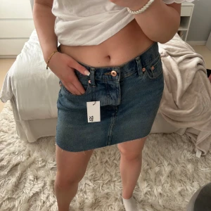 Jeanskjol - oanvänd jeanskjol som tyvärr inte passar som jag vill 💕