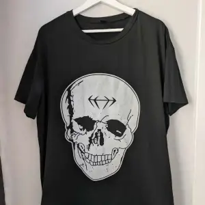 T-shirt from shein with a skull print. 0XL size and pretty oversized on me(Size L)