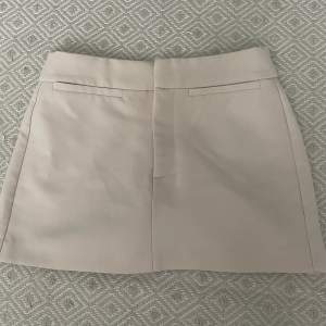 Säljer min fina kostym shorts som ser ut som en kjol från Zara. Den är kall Biege och storlek S. Säljer den Pga den inte passar mig längre. De är nyskick utan några märken eller likadanes. Skriv för fler bilder 🥰