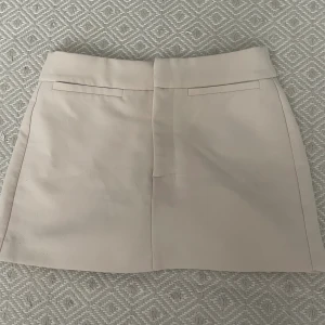 Kostym kjol/shorts - Säljer min fina kostym shorts som ser ut som en kjol från Zara. Den är kall Biege och storlek S. Säljer den Pga den inte passar mig längre. De är nyskick utan några märken eller likadanes. Skriv för fler bilder 🥰
