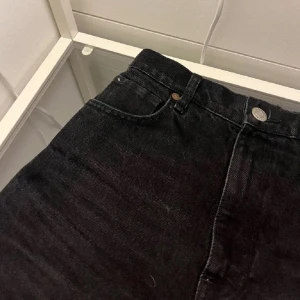 Svarta jeans  - Svarta jeans från zara som är för små. 