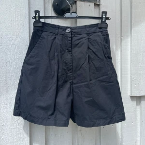Svarta shorts  - Modellen på shortsen är lite längre. Säljes då de är för små.   Shortsen har används några gånger men har varit väl omhändertagna!