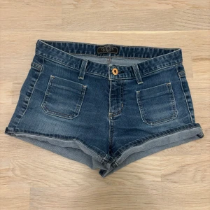 Lågmidjade jeansshorts  - Äkta vintage Guess jeansshorts. Dom är lågmidjade. Jättebra skick. Stretchiga men passar XS-S. Skriv om du har frågor💗
