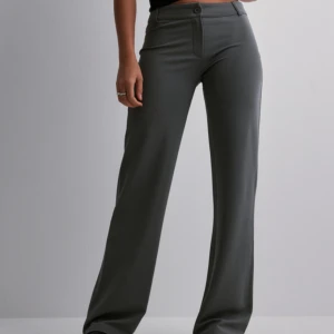 Nelly kostymbyxor  - Kostymbyxor från Nelly i superskönt material, använda några gånger och är sydda i skrevet men det är inget som syns, storlek S och passar bra på mig som är 172, skriv privat för egna bilder🫶🏼