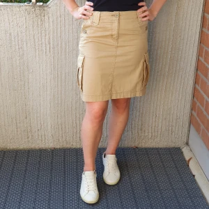 Skön kjol, cargo. Väldigt fint skick. Många fina detaljer. - Beige kjol, cargo i  storlek 36/S. Jättefint skick. Fina detaljer. 