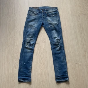 Dondup Jeans - Skick 6/10 Strl 28 men sitter mer som 29  Väl använda därav priset 