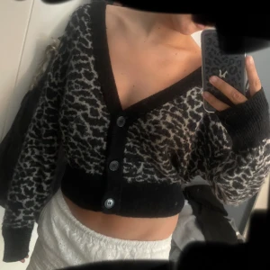 Kofta other stories  - Leopard mönstrad kofta från other stories!