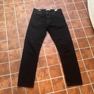 Jack & Jones jeans  - Tjena, säljer mina svarta Jack & Jones jeans i storleken 31/34. Modellen är Loose/Chris. De är använda någon enstaka gång och är i ett mycket bra skick. Hör av dig vid funderingar, pris kan diskuteras. 