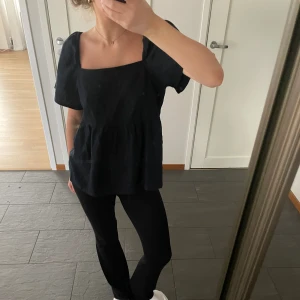 Marinblå topp - Säljer denna fina marinblåa topp från JDY. Bara använd ett fåtal gånger💗💗