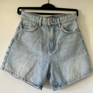 Jeansshorts Gina tricot  - Jeansshorts från Gina i storlek 32. Något större i storleken, mellan xxs-xs. Mycket gott skick, endast använda ett fåtal gånger. 