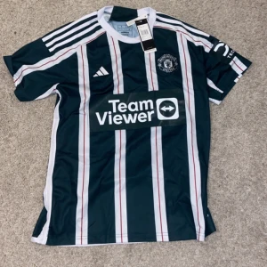 United tröja 23/24 - Helt ny. Strl L.  Perfekt tröja nu till sommaren 🔥