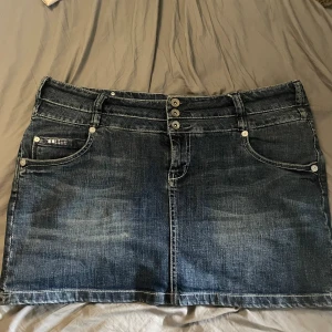 Jeans kjol  - Jättesnygg lågmidjad jeanskjol med coola fickor köpt secondhand förra året. Skicka meddelande för mått eller mer bilder, pris kan diskuteras☺️