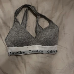 Calvin Klein bh - För liten men använt nån gång då den är lite missfärgad av smink. Skriv om ni har någon fråga, svarar så snabbt jag ser de! ❤️