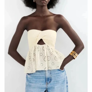 Zara topp - Säljer denna populära topp från Zara då jag ej får användning för den. Använd typ 2 gånger därav är den i nyskick. Storlek Xs men passar även en S! Hör av er vid frågor eller tryck gärna på köp nu 💓😀