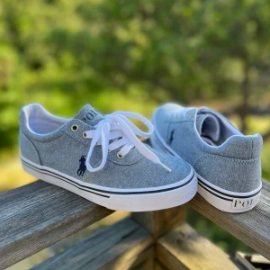 Ralph Lauren sneakers  - Sneakers från Polo Ralph Lauren i denim. Aldrig använda, helt nya. 