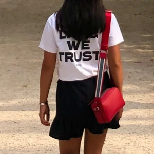 Tshirt - Vit t-shirt från Helmut Lang med tryck på ryggen. Använd, men i fint skick! 