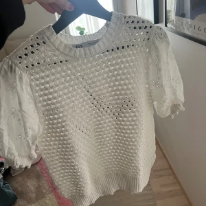 Topp  - JätteJätte fin stickad topp från zara! Köpte från förra årets kollektion men insett att den inte kommer till användning. Super fin med detaljerna på armarna 