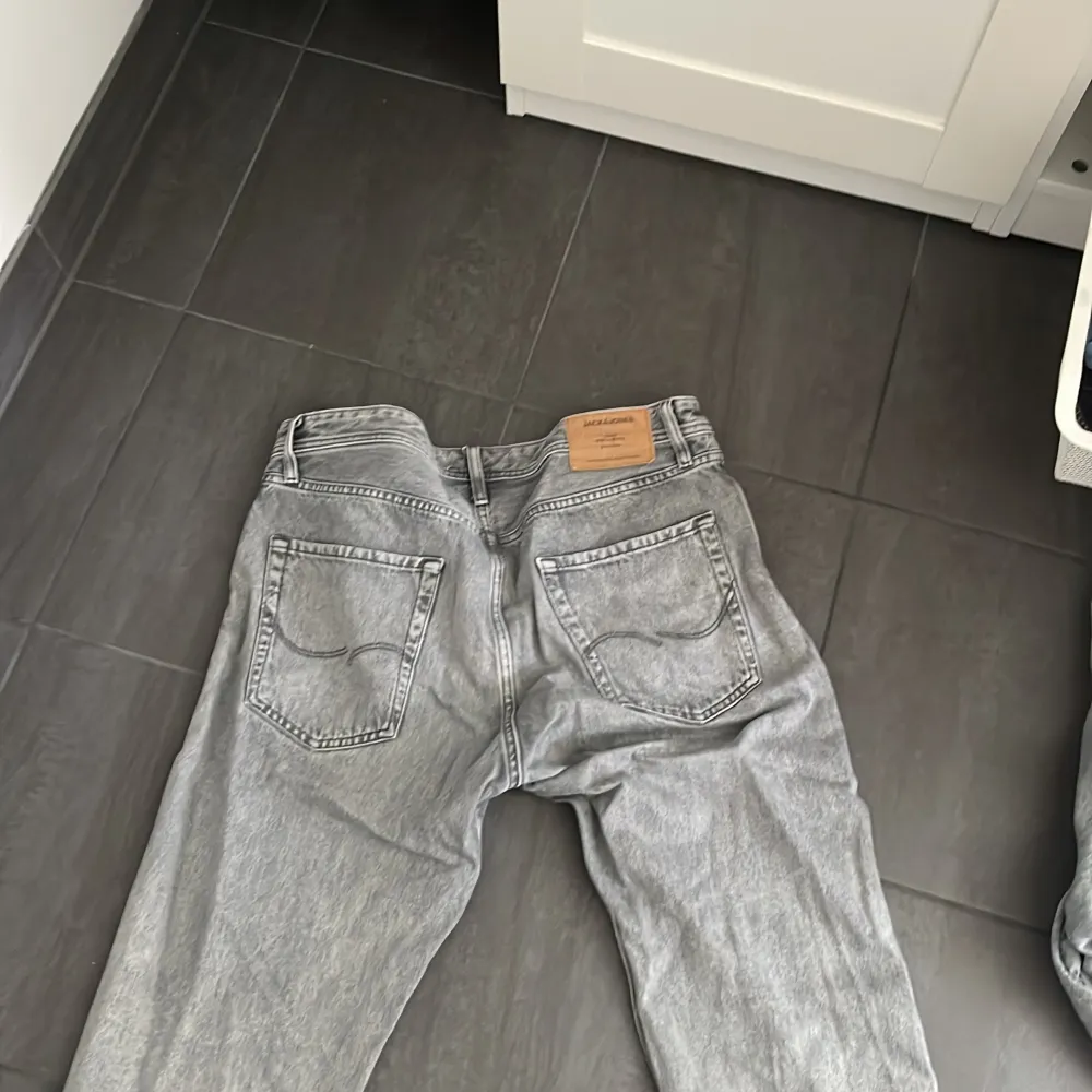 Använd ganska länge är för små nu Väldigt bra kvalitet  Använda cirka  5 månader  Nytt pris 700. Jeans & Byxor.