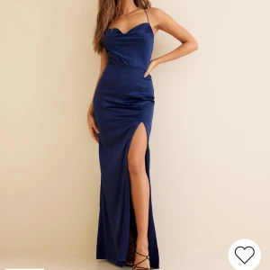 Balklänning  - Säljer min balklänning från Nelly. Storlek 44 men känns mer som en 40. Endast testad och lappen sitter kvar. Nypris 899, mitt pris kan diskuteras 